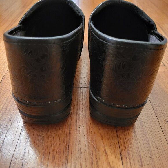 Dansko XP 42 Black Professional Tooled Floral Leather Clogs Stapled Non Slip - Picture 4 of 10